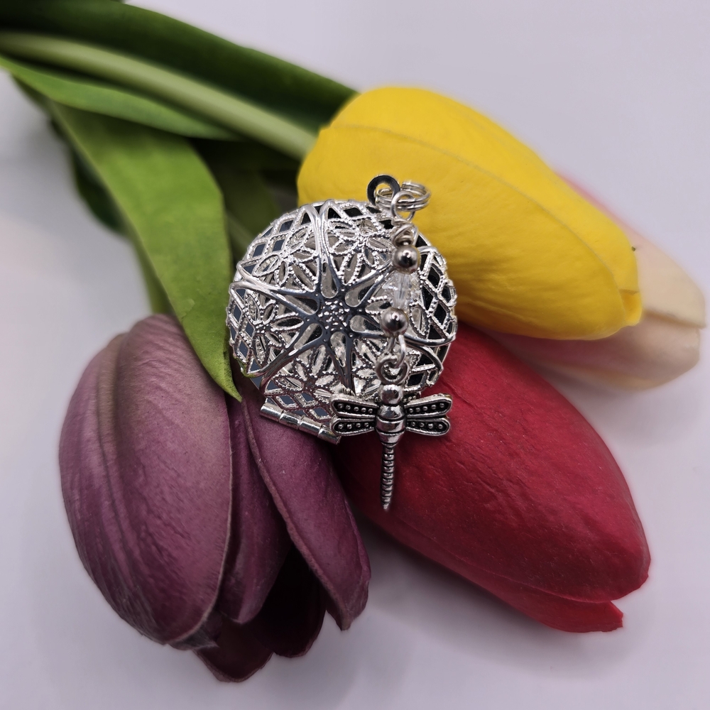 NWOT Silver Filigree Dragonfly Aromatherapy Locket